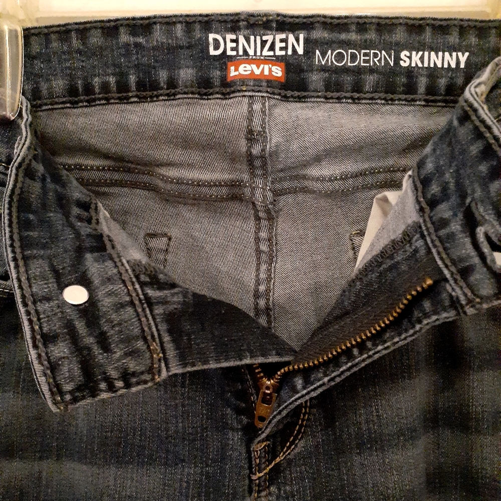 Distressed Levi's - Picture 6 of 10